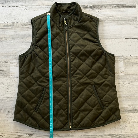Diamond Textured Quilted Vest w/ Full-Length Zipper and Front Pockets in Green - Picture 3 of 3